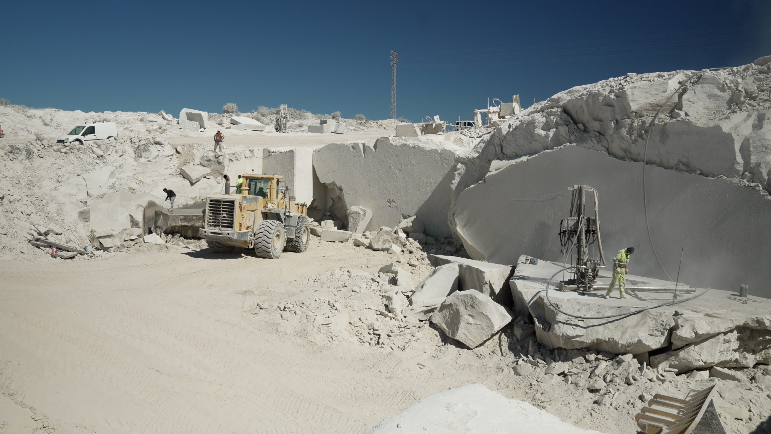 AJ Quarry dia01 01.01_29_14_15.Imagen fija100 A&J Quarry Blue Stone